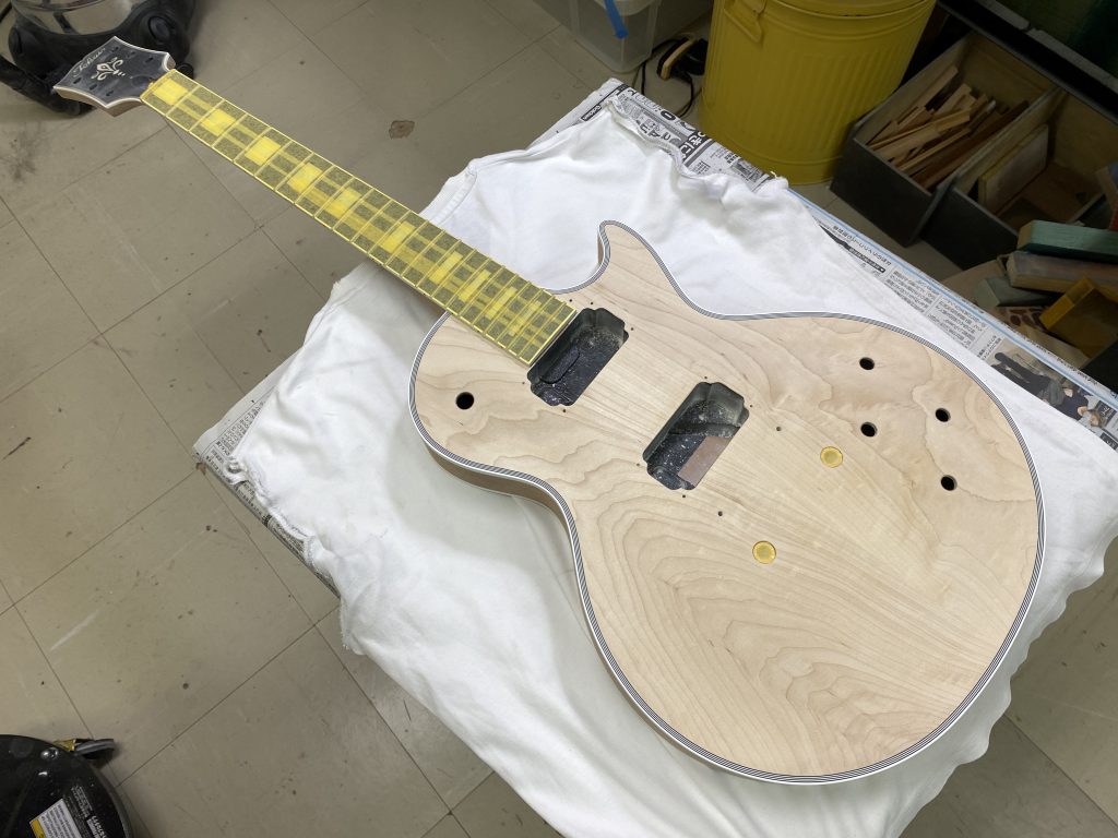 Tokeiのレスポールカスタムモデルをオールラッカーでリフィニッシュ