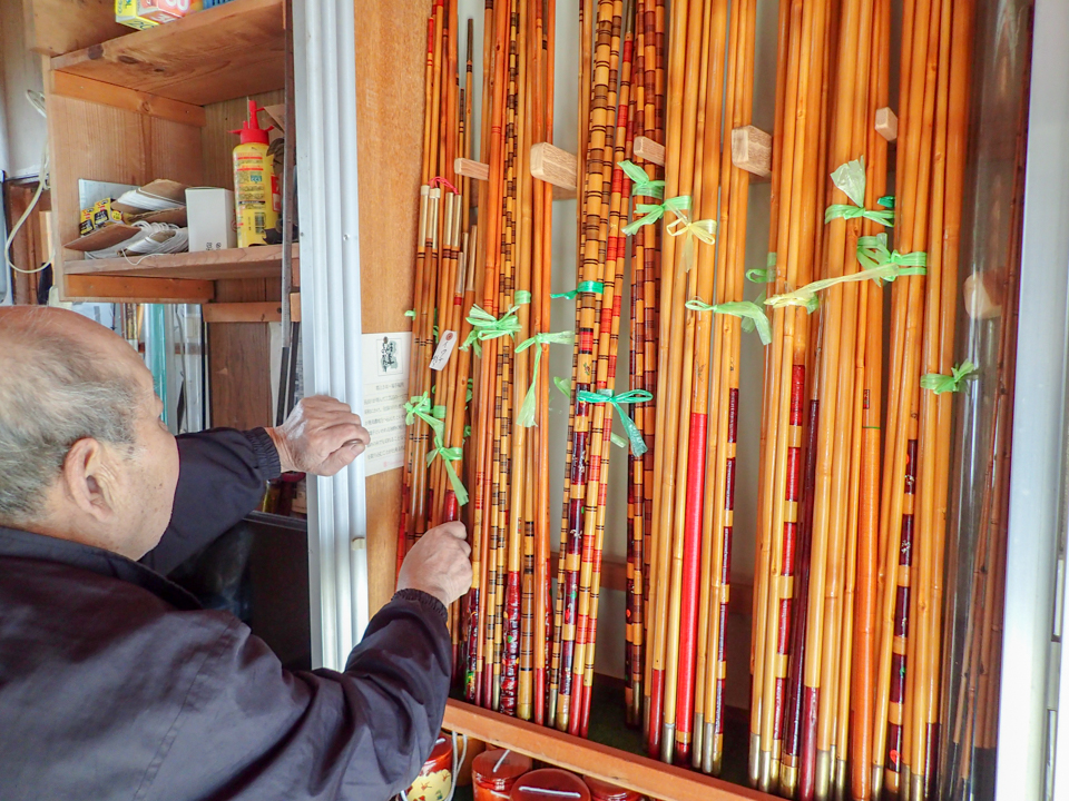 竹の釣り竿の線が、奔流から魚を引き抜く。83歳の職人が守る「郡上竿