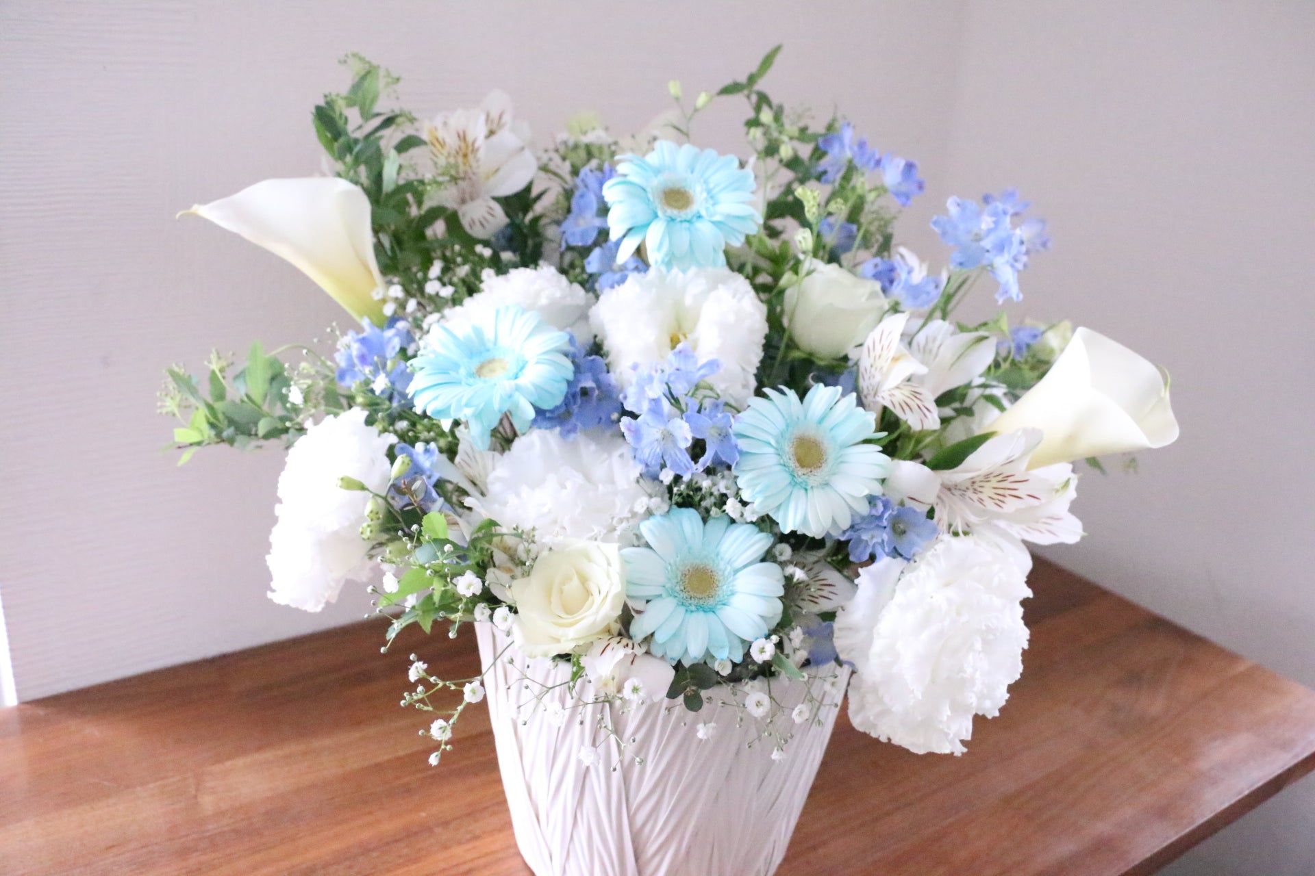 水色・青のアレンジメント – 花・花束の通販サイト｜HanaTaku