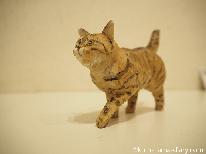 バンナイリョウジさんの木彫りのねこを初めて買いました