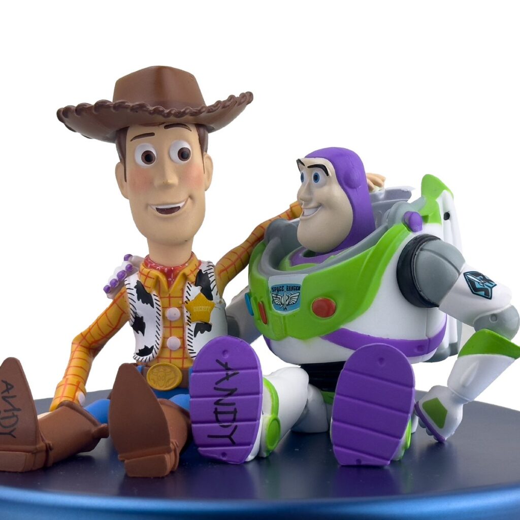 トイ・ストーリー』30周年──ウッディとバズの絆をかたちにした記念