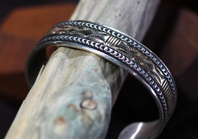 ナバホ族人気アーティストのインディアンジュエリーバングル、リングが