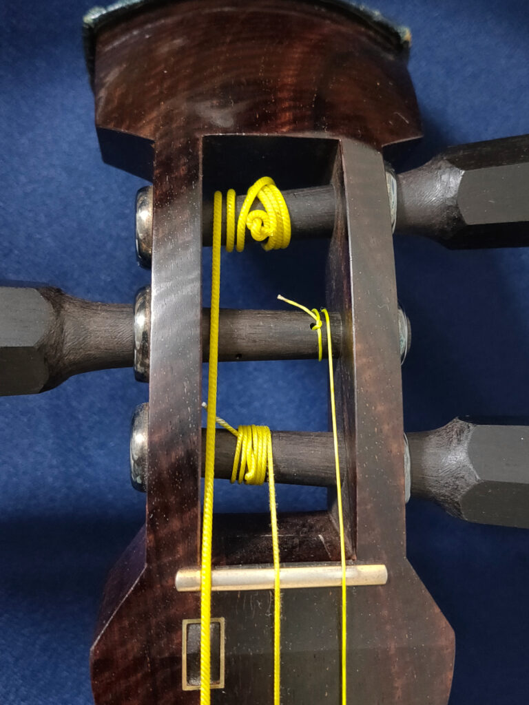 津軽三味線の糸巻きの穴開けをしました