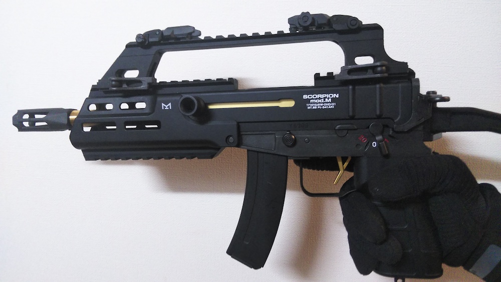 スコーピオン mod.M 電動ガン マガジン2つ ドットサイト、グリップ付き