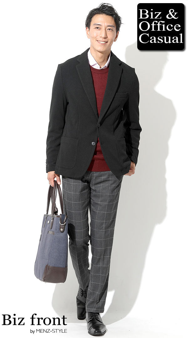 黒テーラードジャケット×ワインレッドニット×ピンクシャツ×グレー