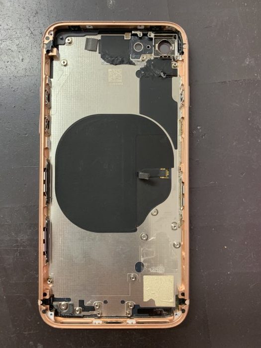iPhone8の背面ガラスが割れた！データが消えない即日修理はスマップル