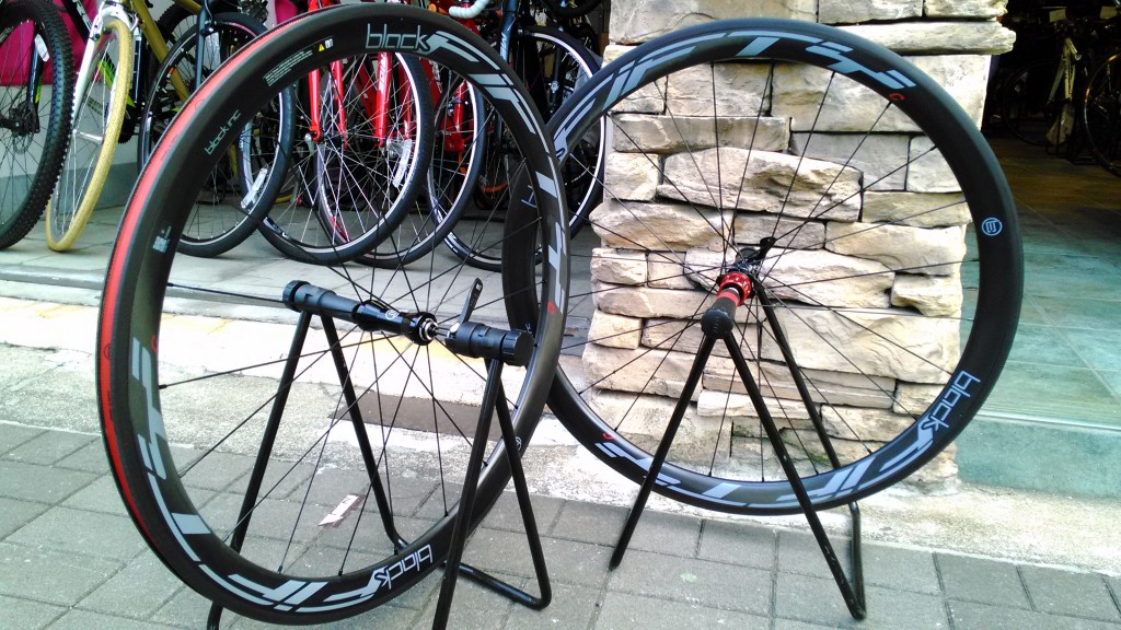 Adi guna 様クリンチャーホイール かボーン黒 赤ハブ Adi guna 様