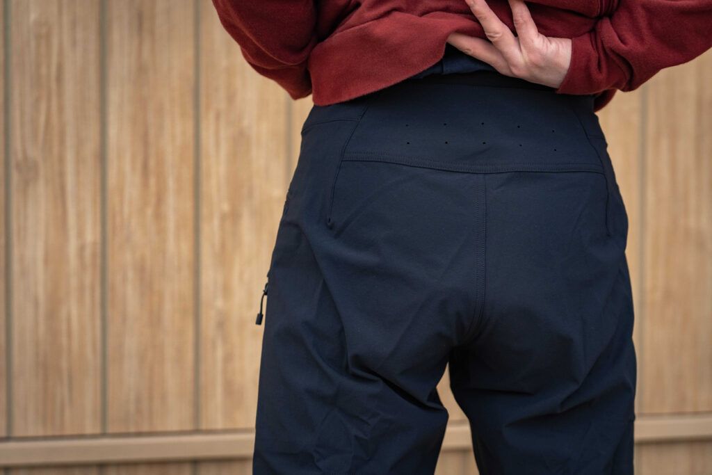 スペシャライズドスタッフにも大人気】軽量、伸縮性・通気性抜群で