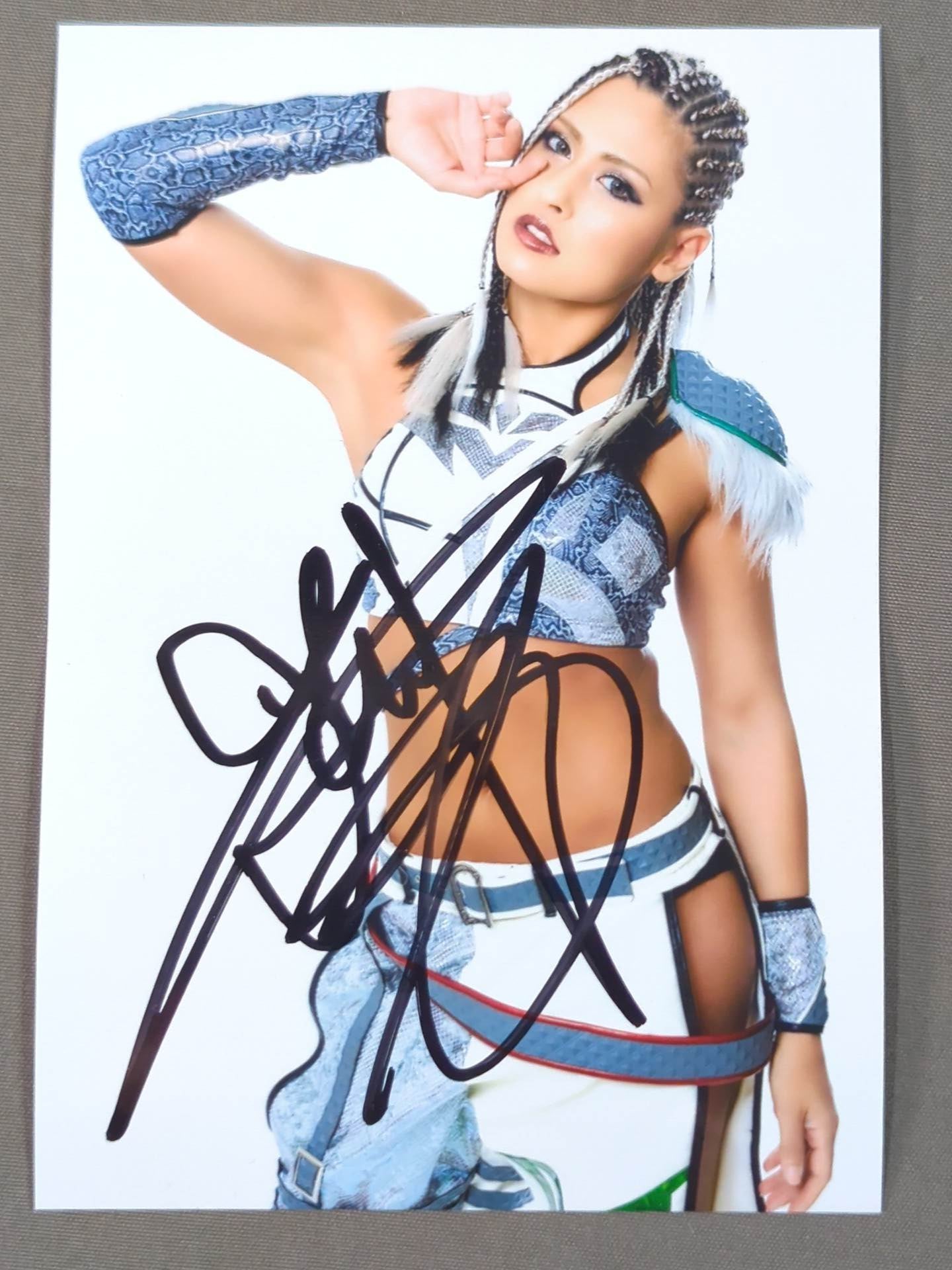 ジュリア 直筆サイン入り ブロマイド① – 闘道館