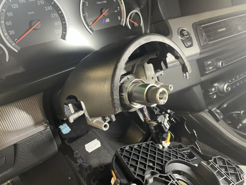 ステアリングコラムスイッチ機能の突然死/BMW M5 - UG メンテナンス工場