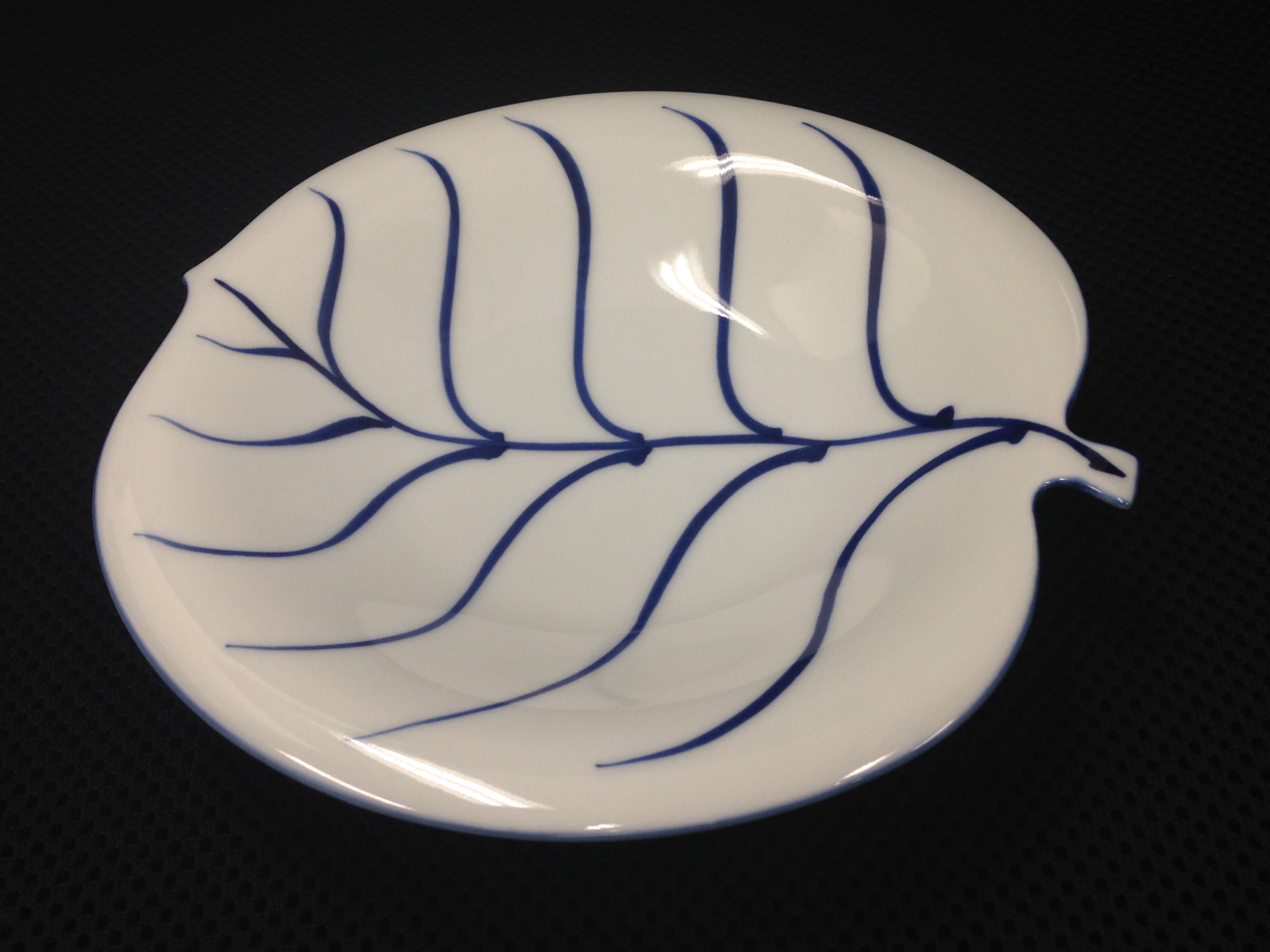 源右衛門窯染付葉形銘々皿（お気に入りの皿）｜有田焼