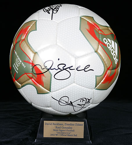 2002 ワールドカップ出場3スーパースターマルチサイン入りサッカーボール