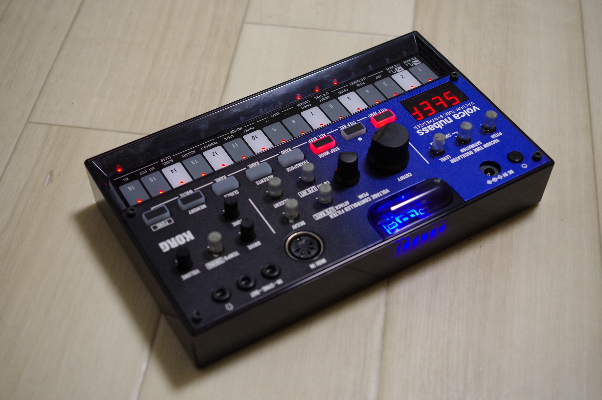 祝 国産初のシンセ展示半世紀 ： KORG volca nubass review＞ 世界の