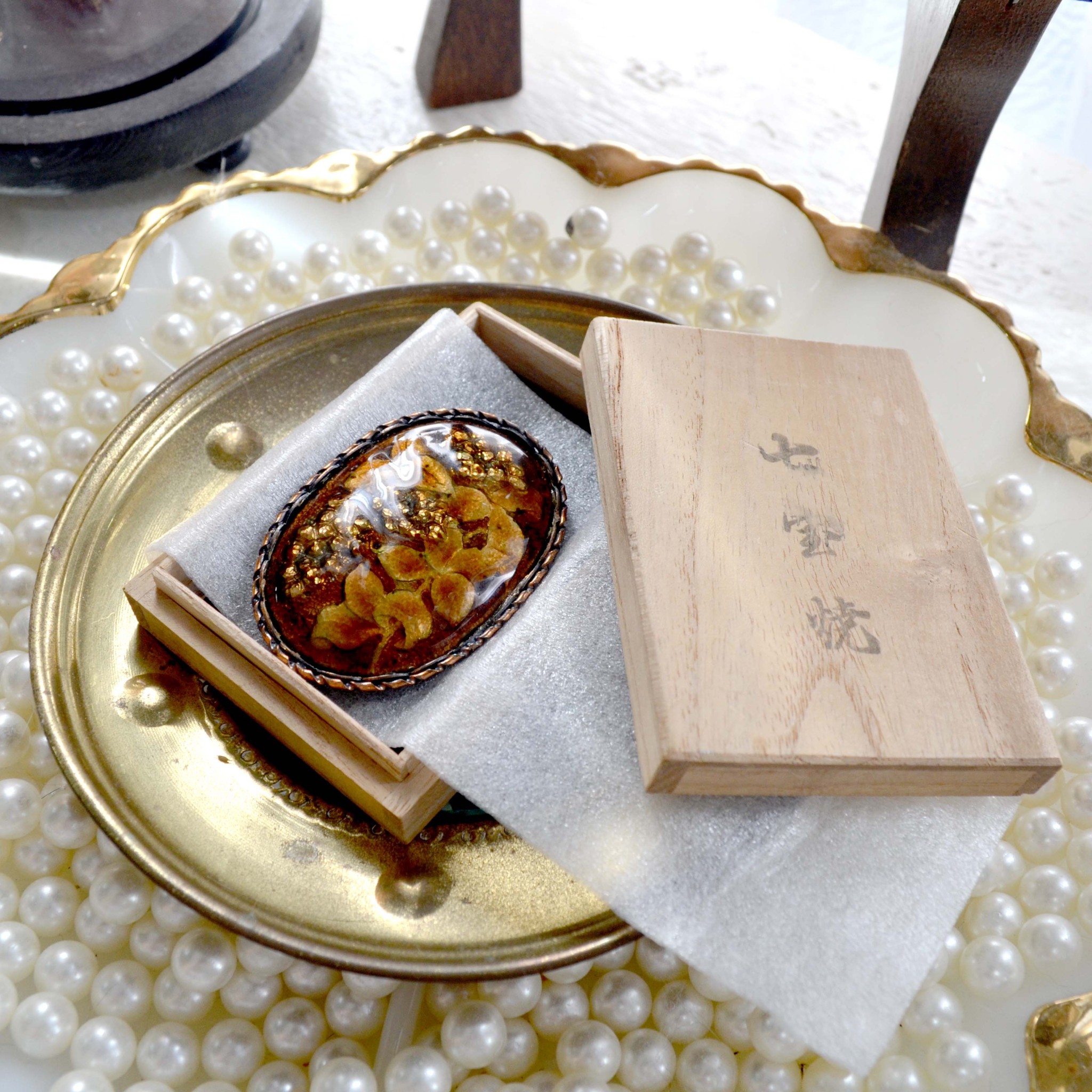 5%OFF】香港 中世の日本の七宝焼の黄金の花のブローチ女性と少女の日本