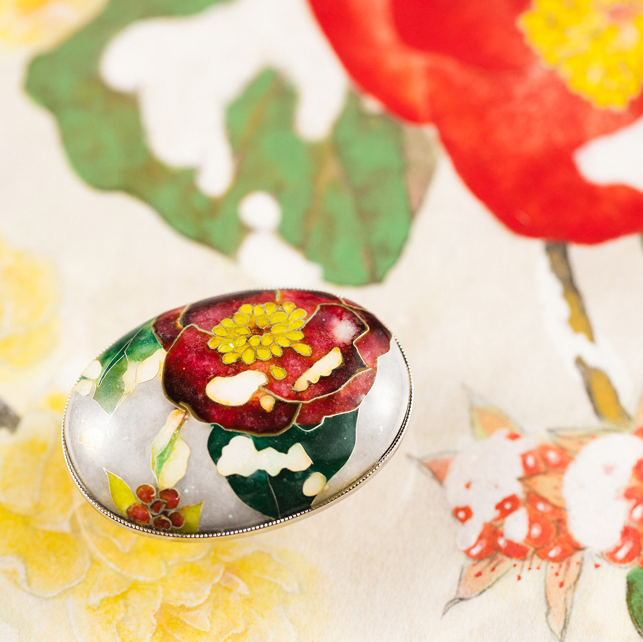 七宝帯留め《雪椿》 日本画家・雲母描画堂 友田恵梨子氏