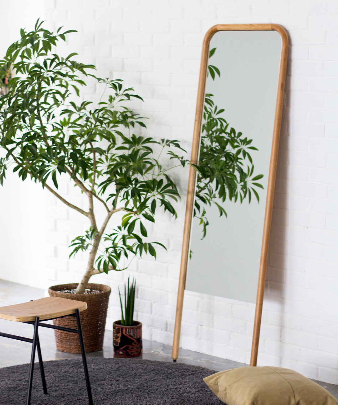 スタンドミラー SUK W55｜天然木フレームでモダン＆安定感抜群な