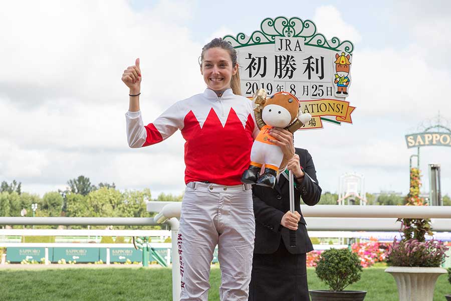 美人騎手ミシェル、ポニーテール姿でポニーと共演