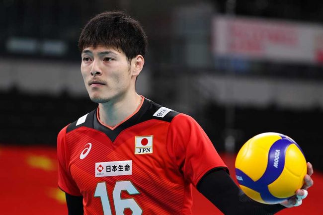 バレー日本代表対決で思わぬ珍プレー発生 選手も困惑、ブロック成功と