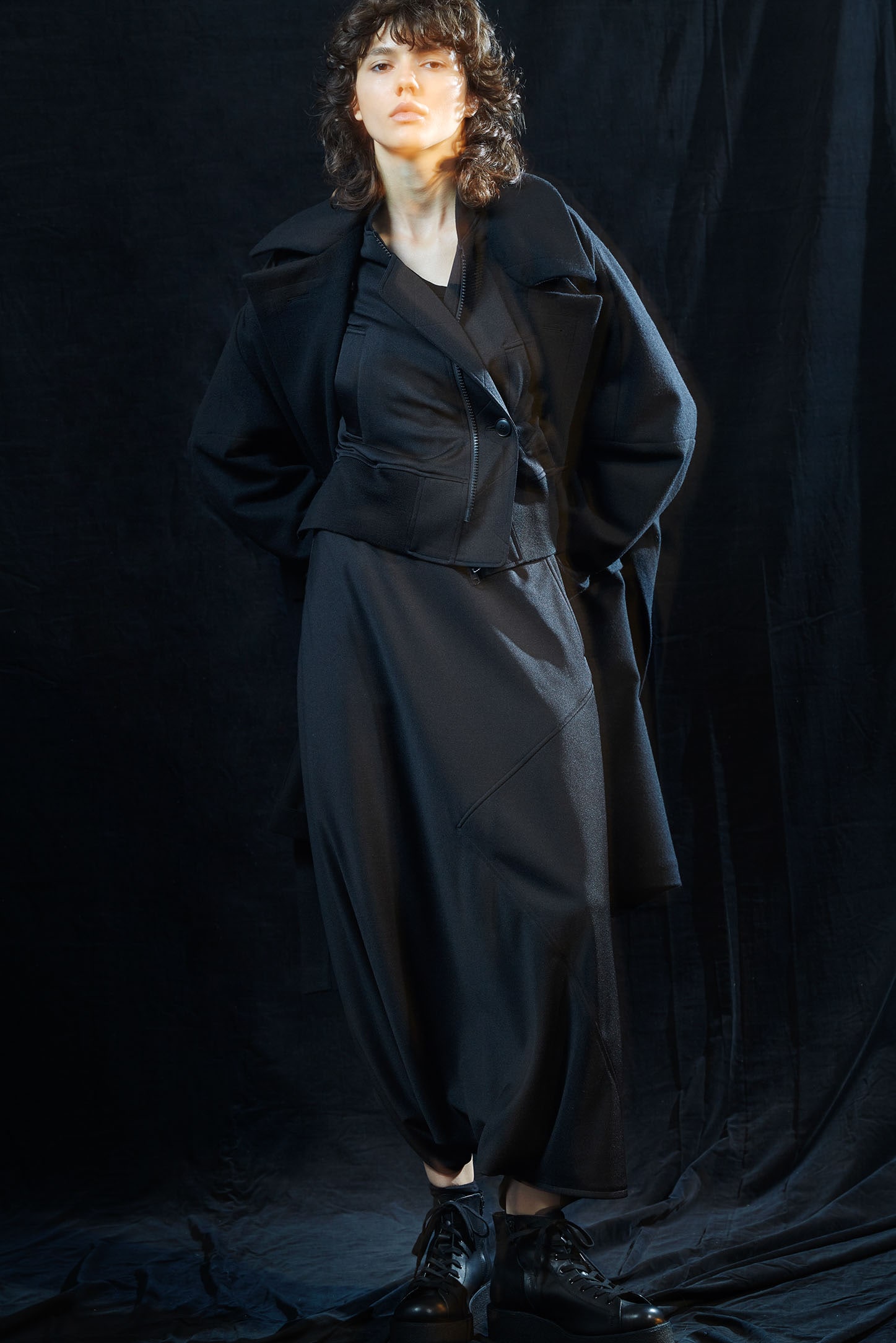 MELTON R-SIDE SLIT COAT(S Black): Yohji Yamamoto｜THE SHOP YOHJI