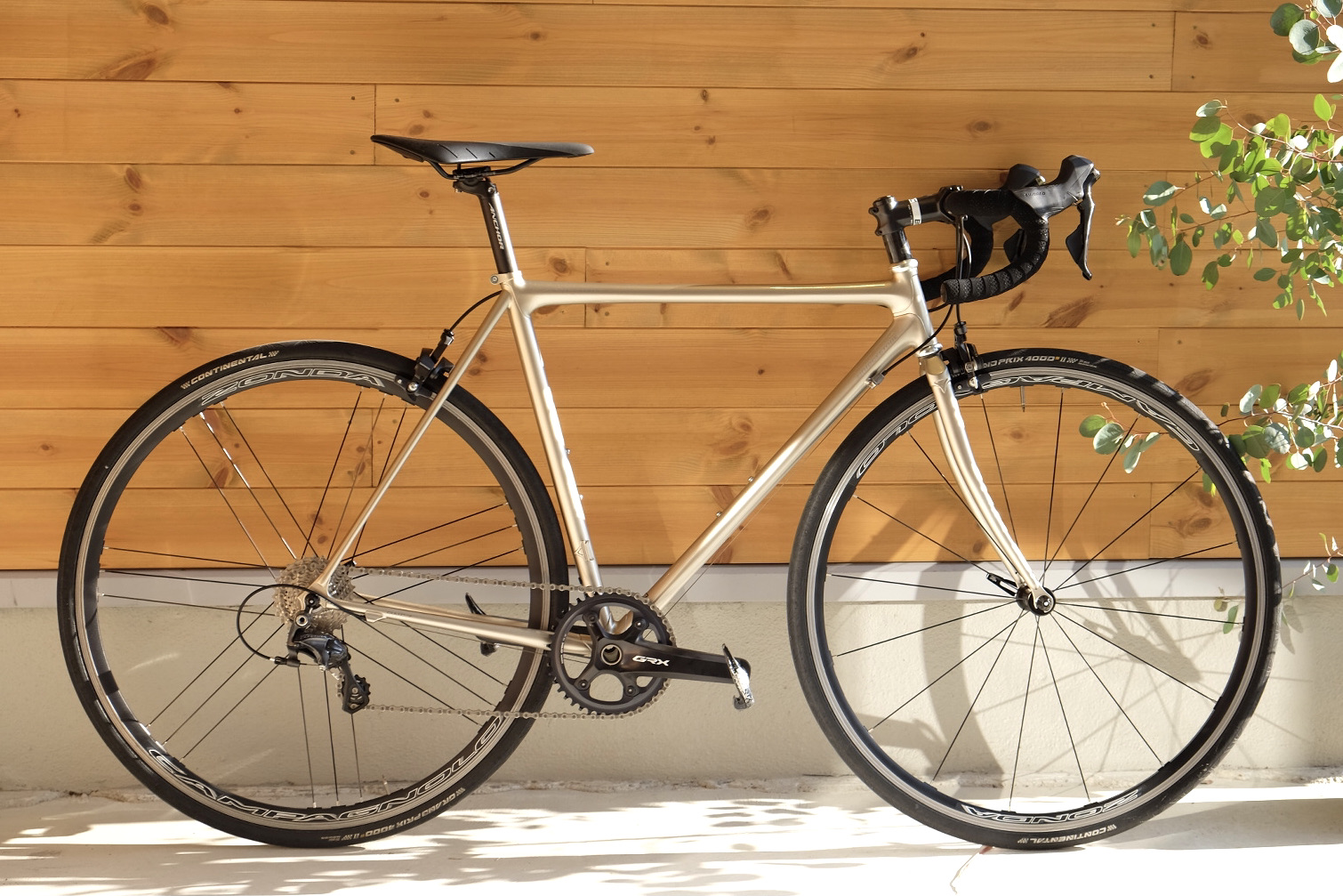 手元のパーツを生かせるフレームセット。BRIDGESTONE ANCHOR