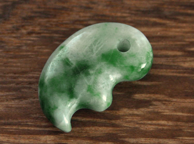 楽天市場】糸魚川翡翠子持ち勾玉 M07178 清山 作 29mm*18mm*7mm 糸魚川