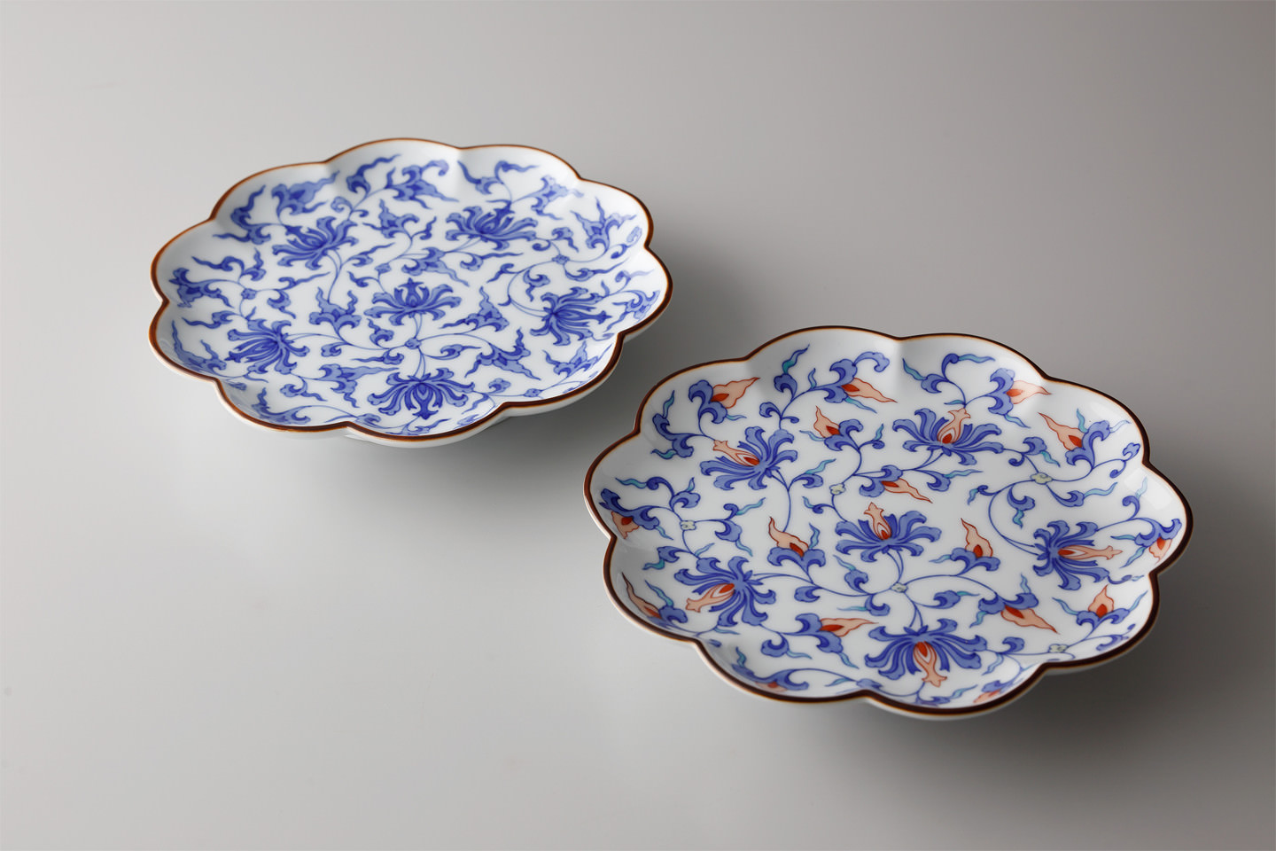 染付・染錦花唐草文輪花皿 | 辻精磁社