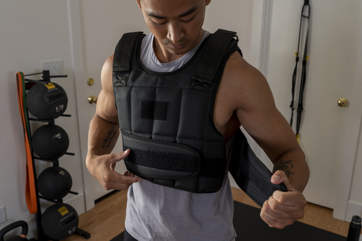 自重トレーニングのその先へ：TRXケブラーウエイトベスト | TRX