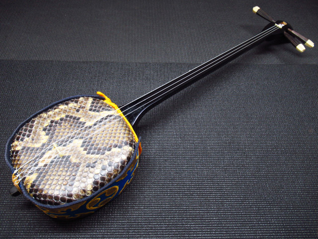 未使用に近い】沖縄三線 人工蛇皮 伝統楽器 入門 初心者 琉球 弦楽器