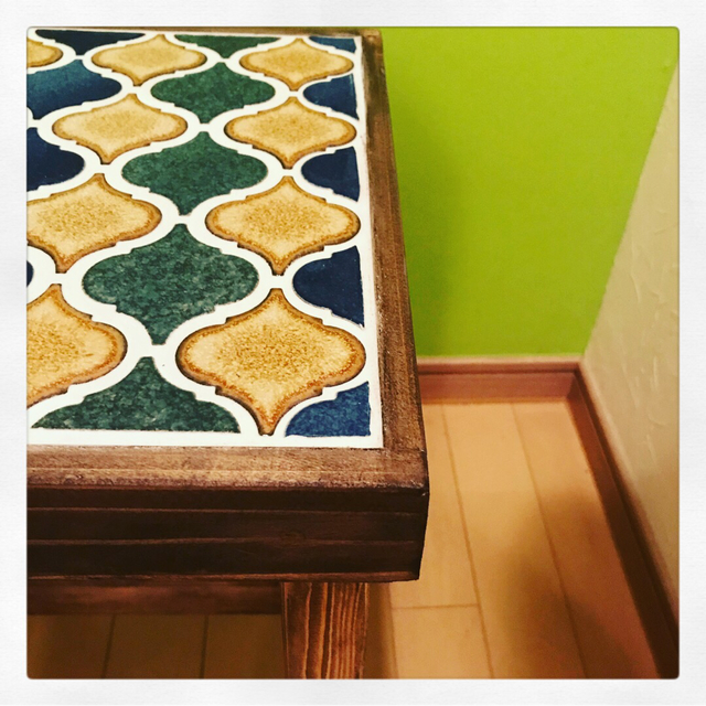 サイドテーブルにもなるタイル張りスツールランタン ストライプ