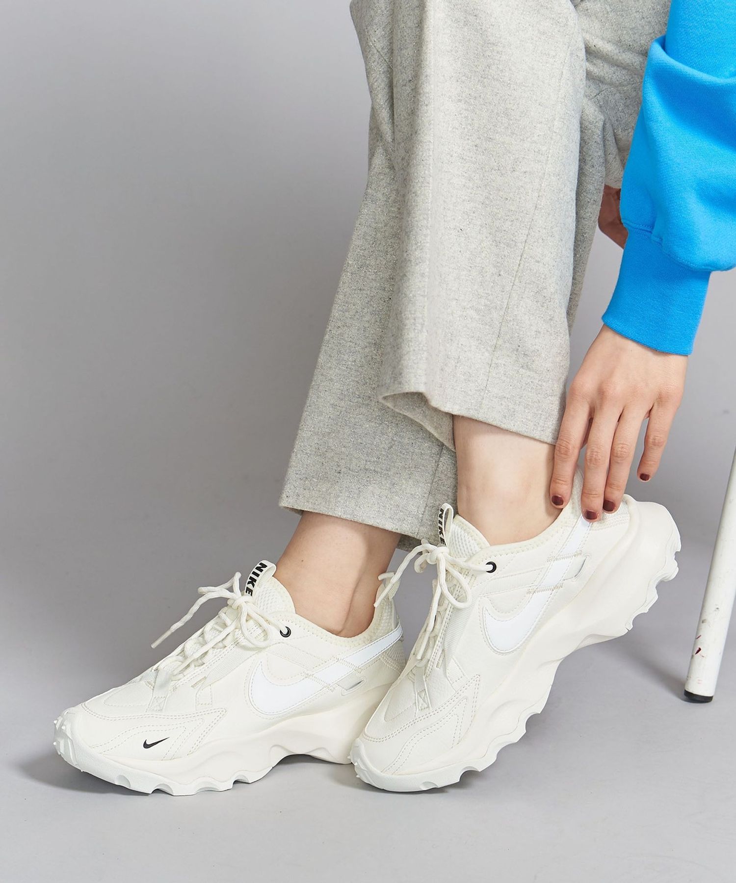 NIKE＞ウィメンズ TC7900 オフホワイト/スニーカー