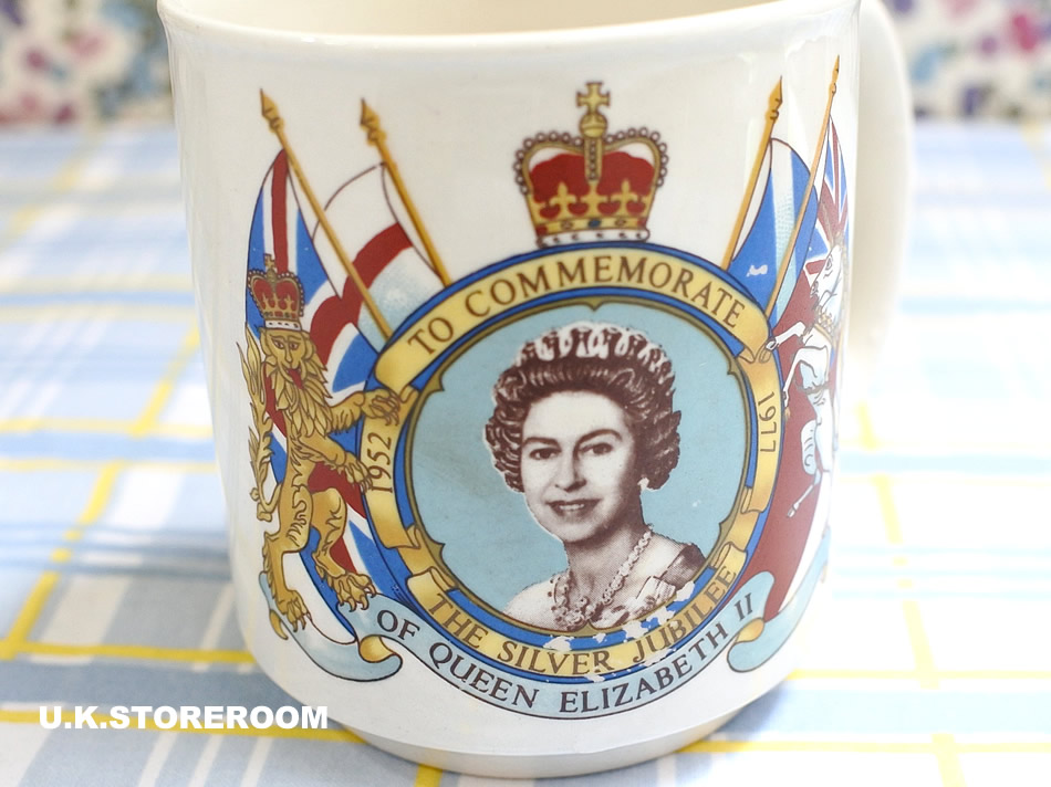 UKストアルームCO145 エリザベス女王 シルバージュビリーマグ B