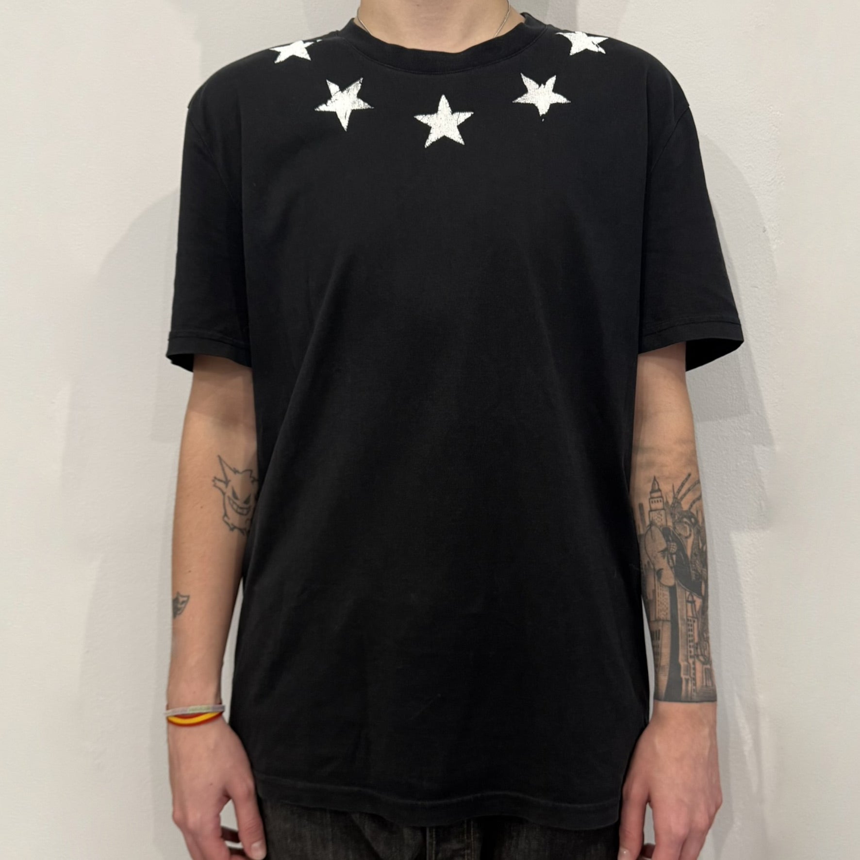 Givenchy Distressed Stars Black Tee – único13