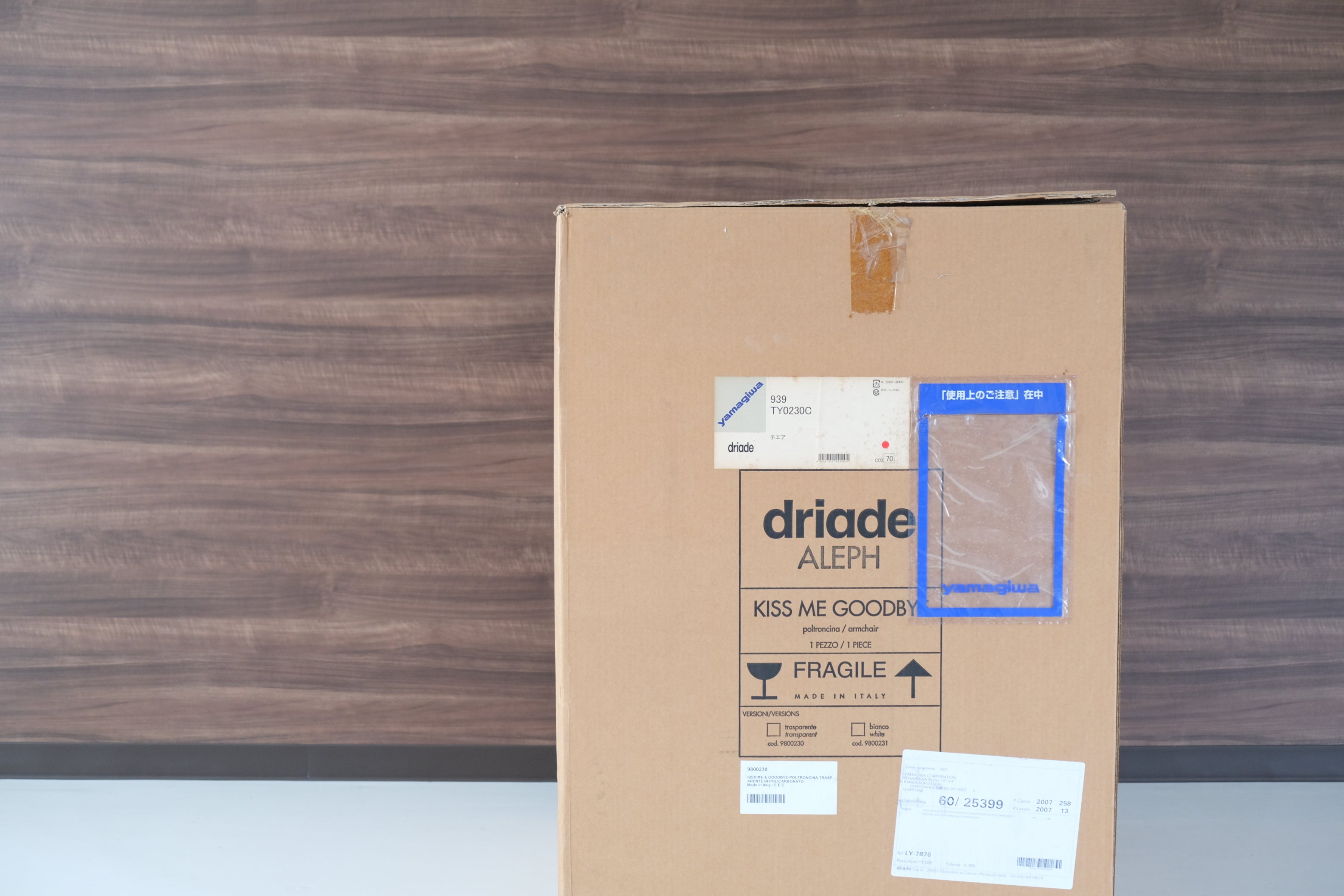 吉岡徳仁 KISS ME GOODBYE｜透明な詩学を纏うアームチェア｜Driade