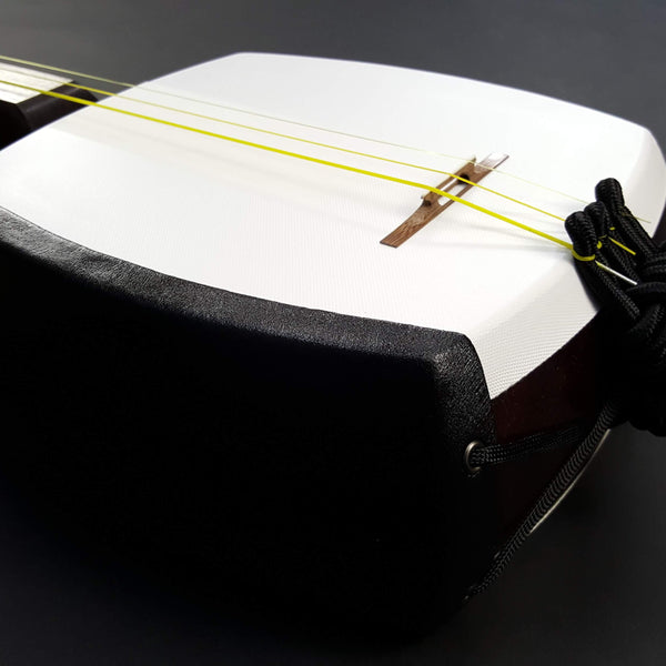 希少】民謡三味線 中棹 花梨 正寸 3分割 丸打胴 皮やぶれなし 合皮 撥