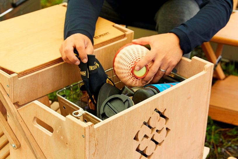 収納とテーブルが一体に。エルネストの一石二鳥なウッドコンテナが画期