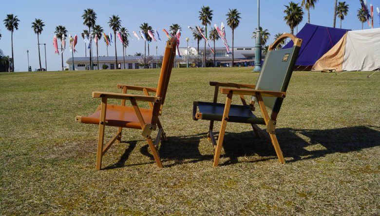 贅沢レザー座面の折り畳み式。キャンプオーパーツの新作チェアは、大人