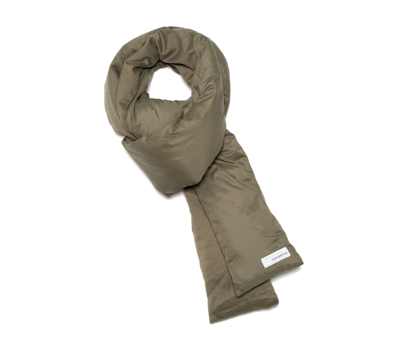 ダウンをスマートに着こなせる、ナナミカのゴアテックスコート