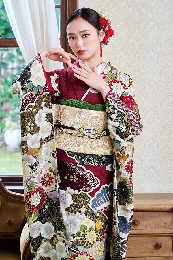 赤の紅型が個性的な振袖【HIBIKI-111】｜振袖ギャラリー｜浜松市で成人