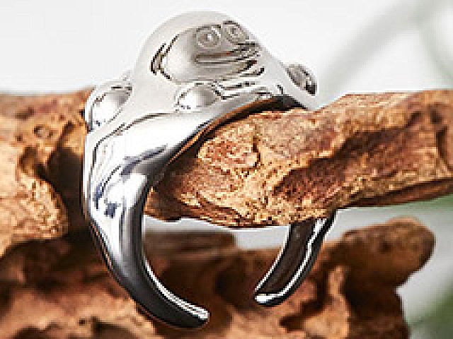 はぐれメタル」モチーフのシルバーネックレスとリングが12月に発売