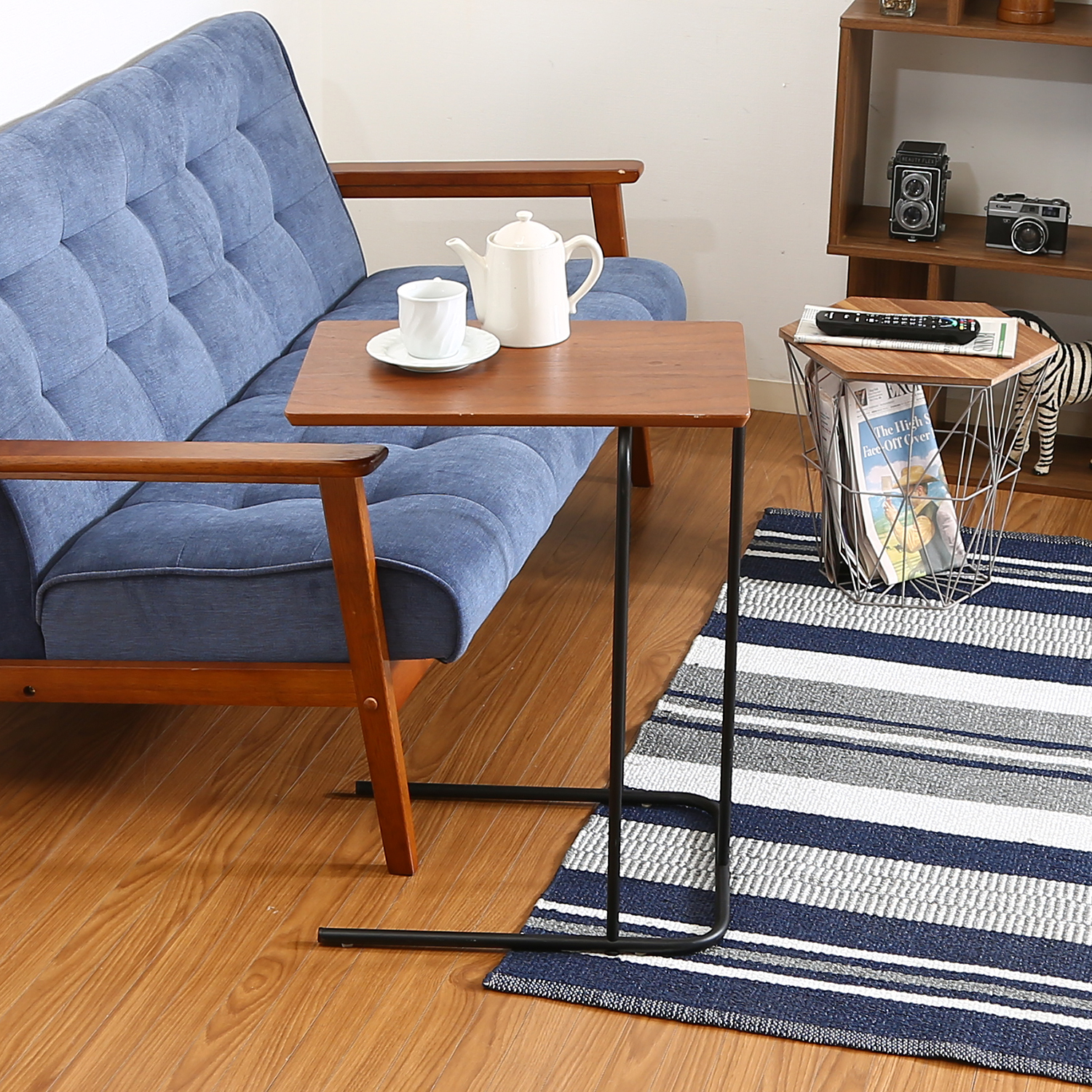 ソファやベッドの隣に置きやすいコの字型のシンプルデザイン 突板