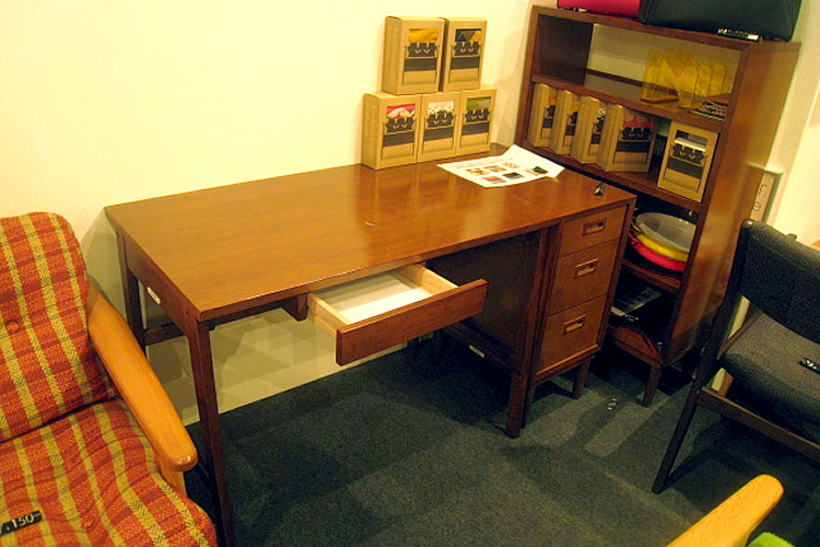 カリモク60 デスク（組立式／ウォールナット） | collect