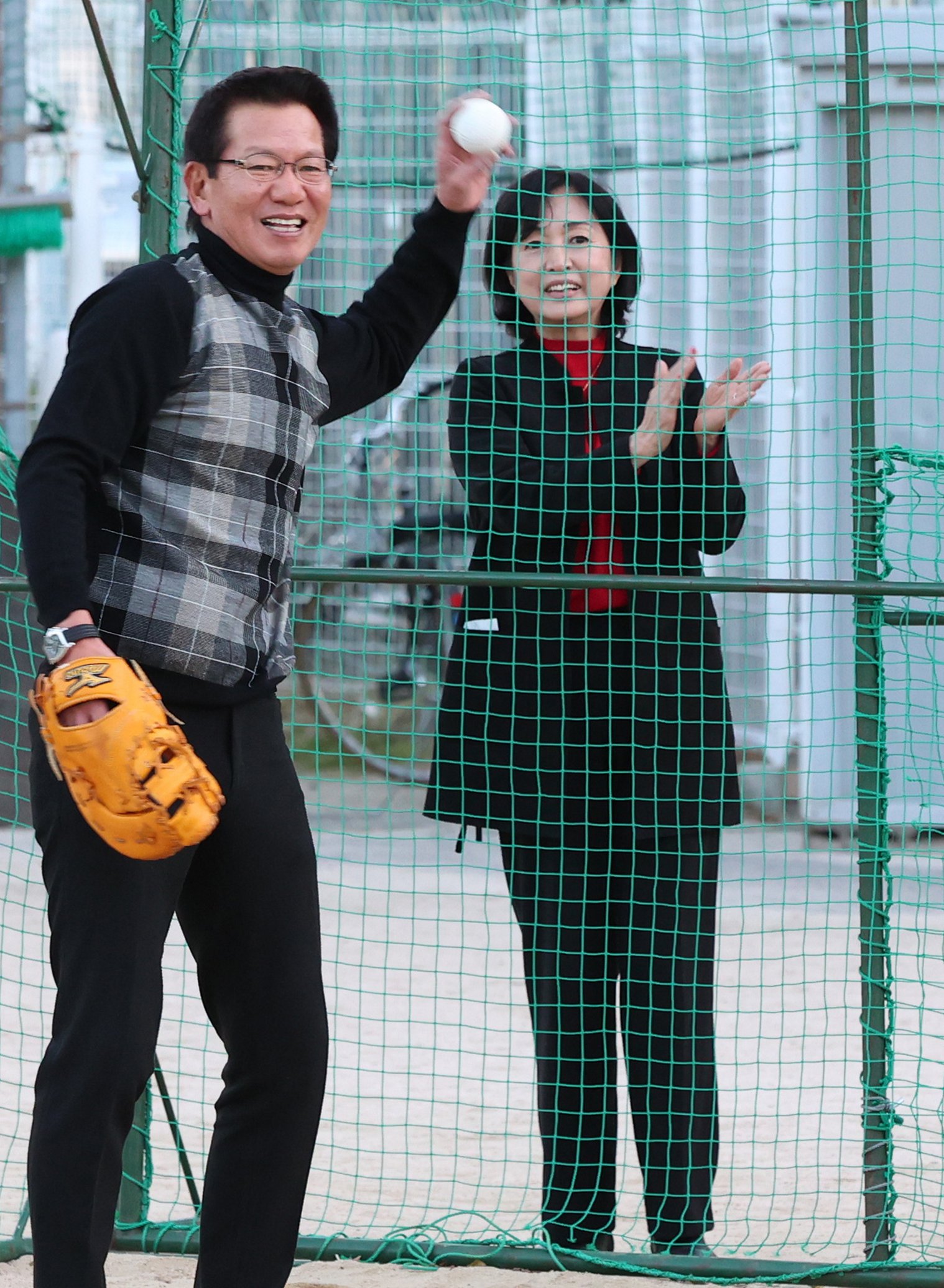 北別府さんの遺志次代へ 妻広美さんが社団法人 児童施設に用具寄贈