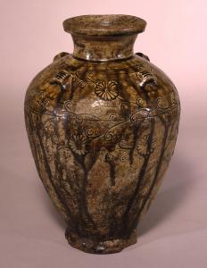 古瀬戸鉄釉印花文四耳壺 – めがねのまちさばえ 鯖江市