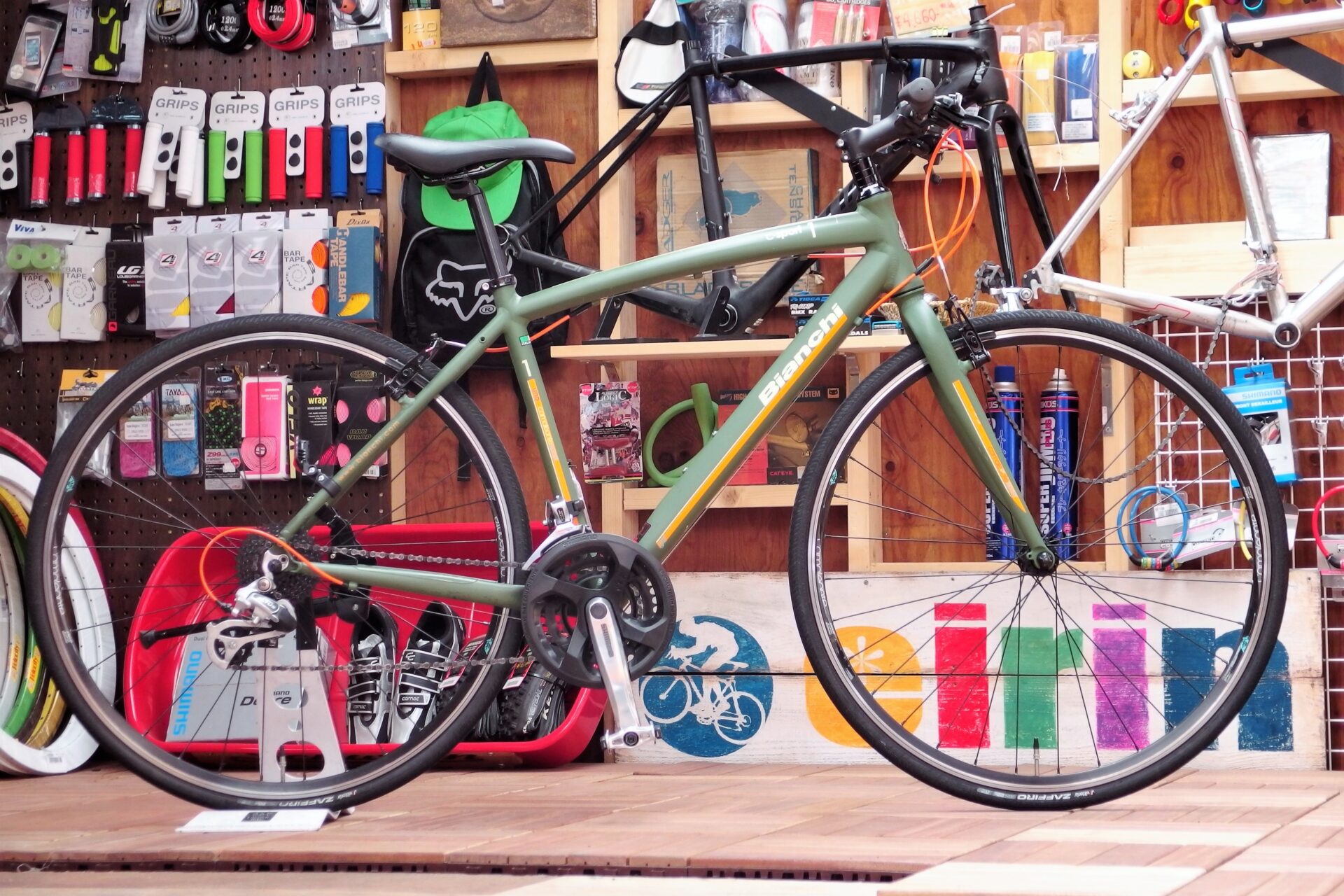 ビアンキのオシャレなクロスバイク「BIANCHI CAMALEONTE 1 ALU」【商品