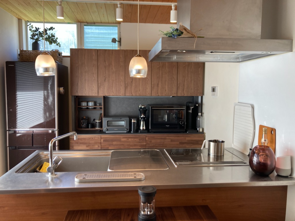 ネイビで素敵なキッチン – カリモクグループ エーアイディー