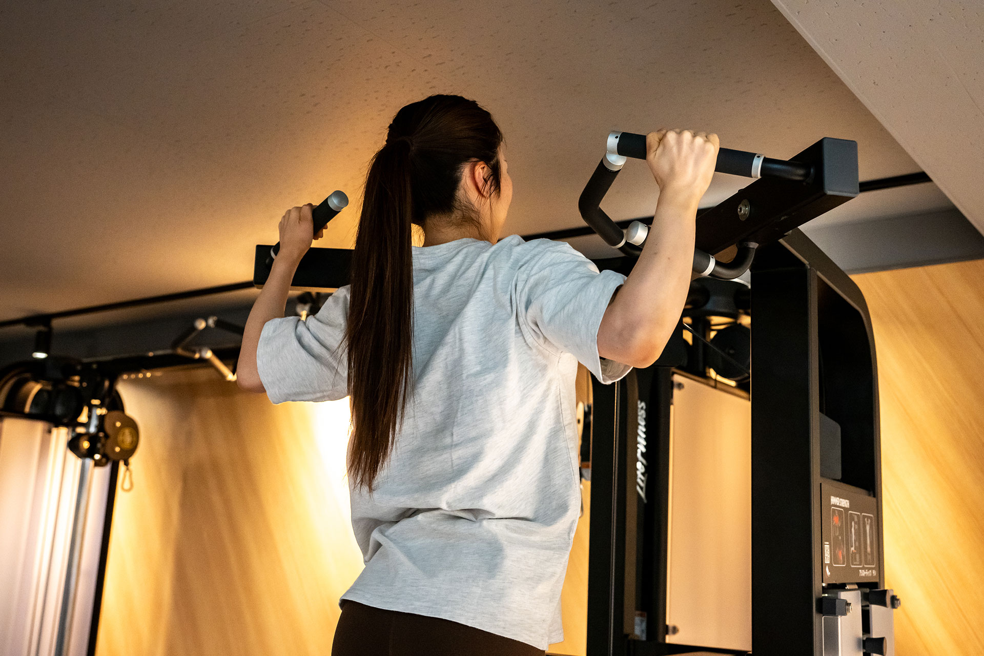 自分の体を持ち上げる！懸垂（チンニング）を始めよう | エニタイム