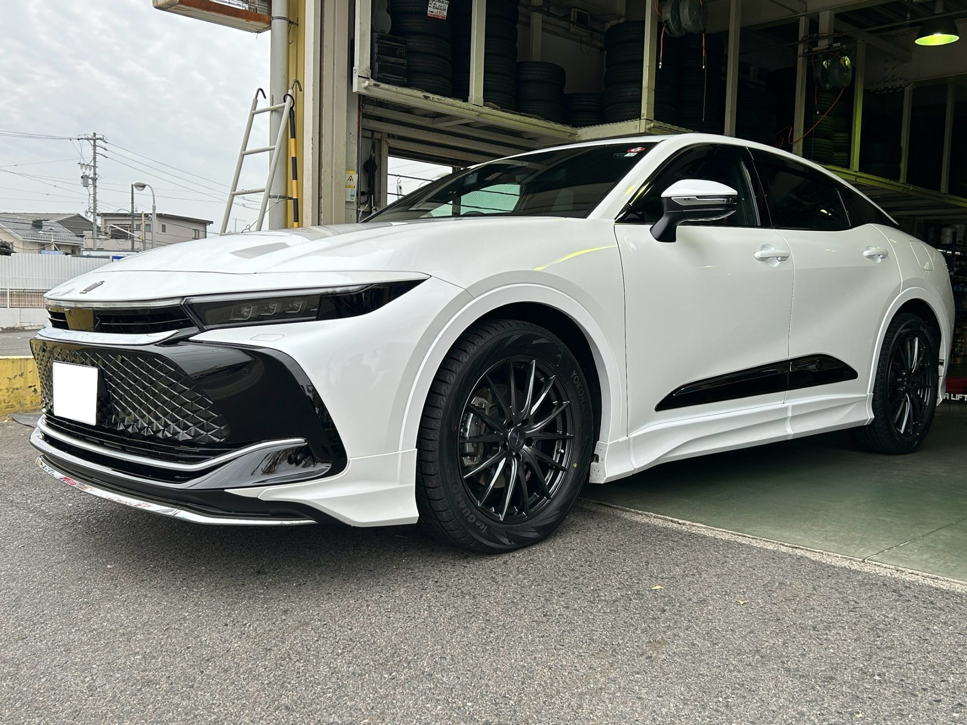 スタッドレスタイヤ装着×TOYOTA クラウン クロスオーバー | 秋山タイヤ