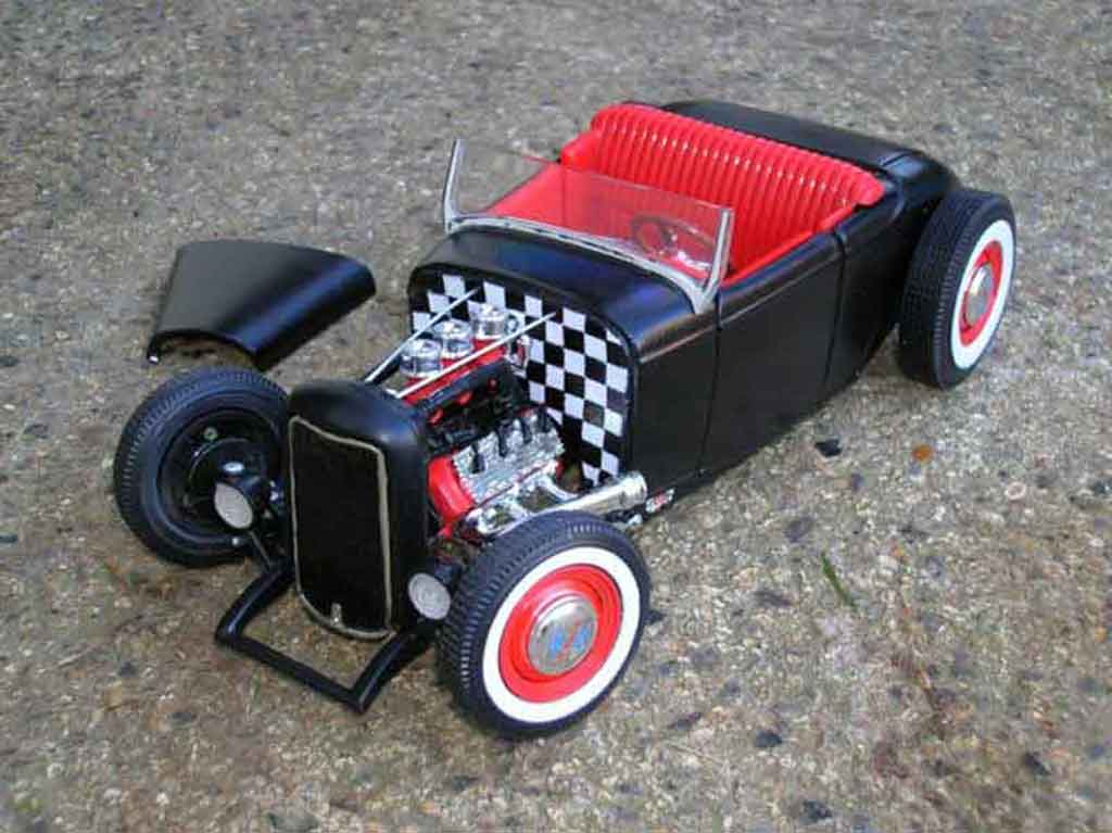 Diecast model cars Ford 1932 1/18 Ertl hot rod noir red