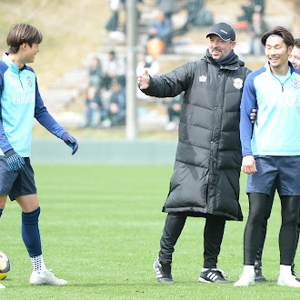 ジュビロ磐田のハッチンソン監督と松原后が練習後になにやら
