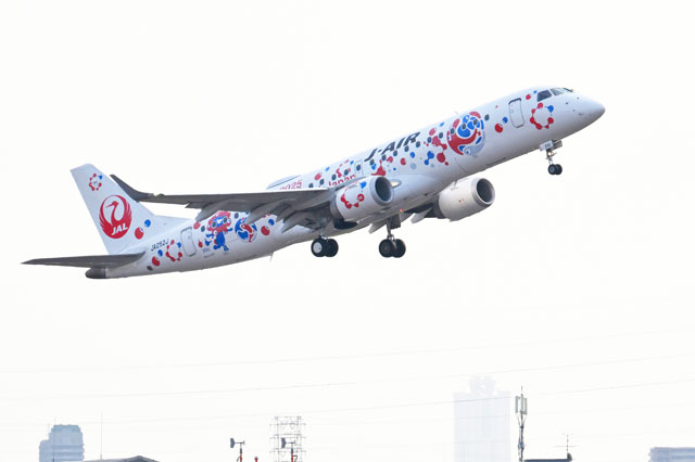 JAL、ミャクミャクJET就航 E190で地方にも大阪万博PR